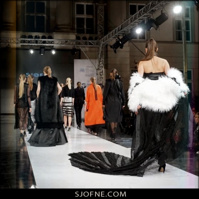 Sjofne polska marka odziezowa czarna sukienka z koronki białe futro